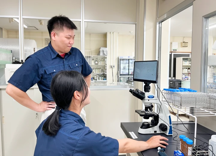 研究開発業務に取り組む様子